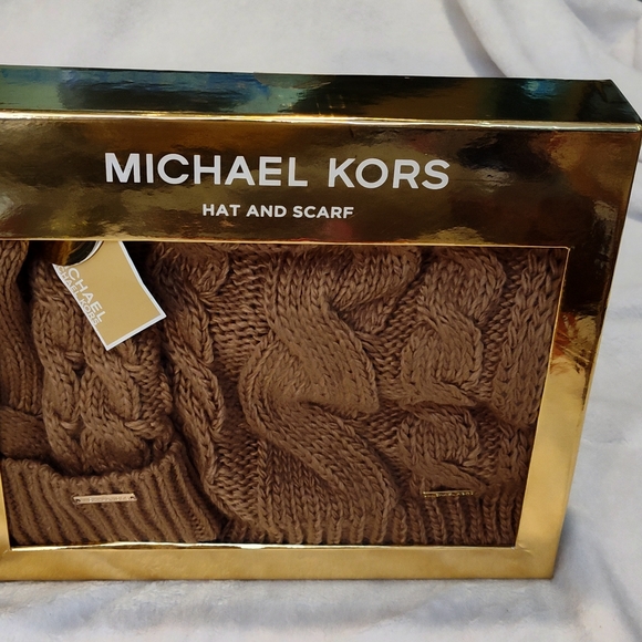 NWT!! Michael Kors Scarf & Hat Set - Picture 3 of 9